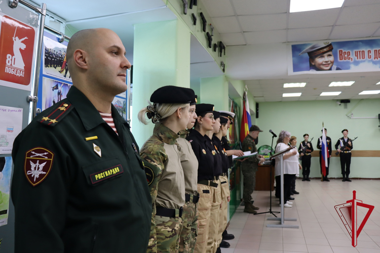 Росгвардейцы провели урок мужества для курсантов центра «Подвиг» на Колыме