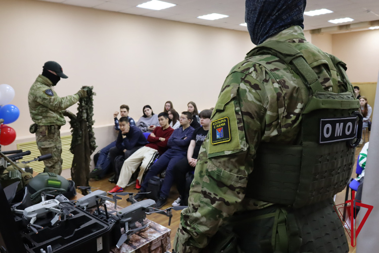 Сотрудники ОМОН провели профориентационные встречи с учащейся молодежью Магадана