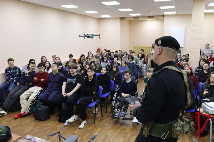 Сотрудники ОМОН провели профориентационные встречи с учащейся молодежью Магадана