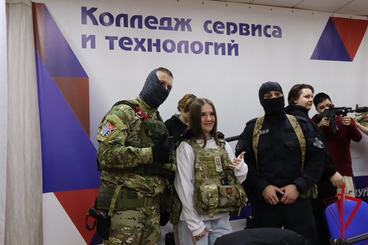Сотрудники ОМОН провели профориентационные встречи с учащейся молодежью Магадана