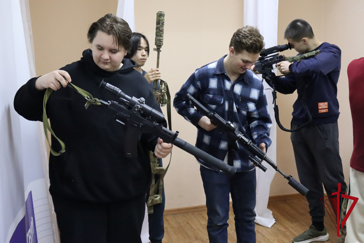 Сотрудники ОМОН провели профориентационные встречи с учащейся молодежью Магадана
