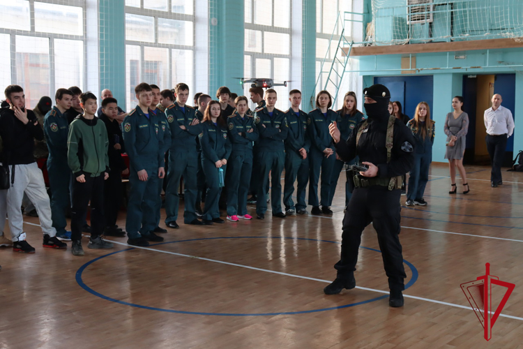 Сотрудники ОМОН провели профориентационные встречи с учащейся молодежью Магадана