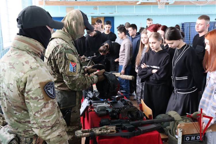 Сотрудники ОМОН провели профориентационные встречи с учащейся молодежью Магадана