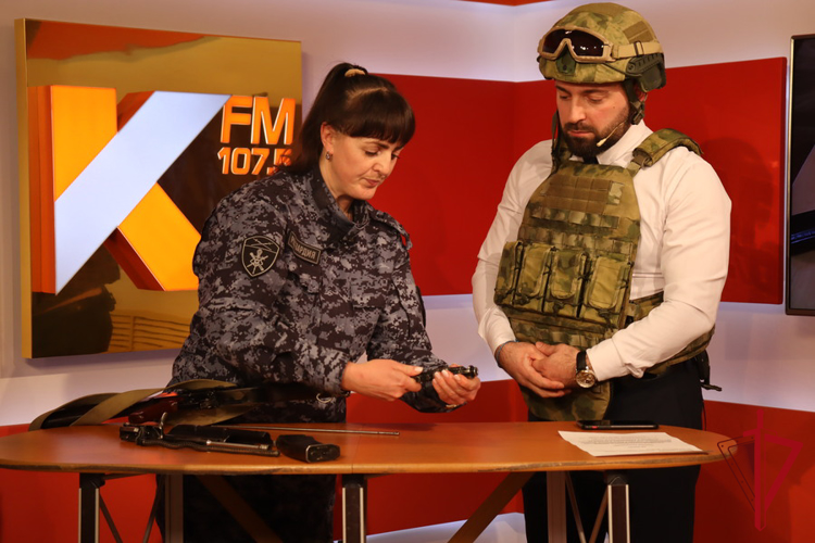 Девушки - военнослужащие Росгвардии продемонстрировали навыки владения оружием в прямом эфире телеканала «Колыма-плюс»