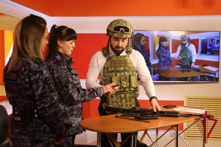 Девушки - военнослужащие Росгвардии продемонстрировали навыки владения оружием в прямом эфире телеканала «Колыма-плюс»