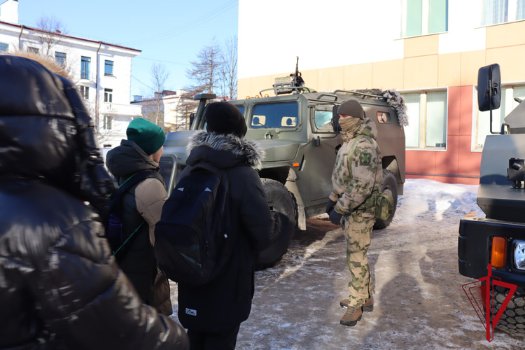Колымчане познакомились с техникой и экипировкой спецназа Росгвардии 