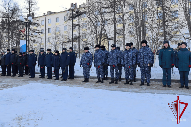 Росгвардейцы приняли участие во встрече символа международной «Эстафеты Победы» в Магадане