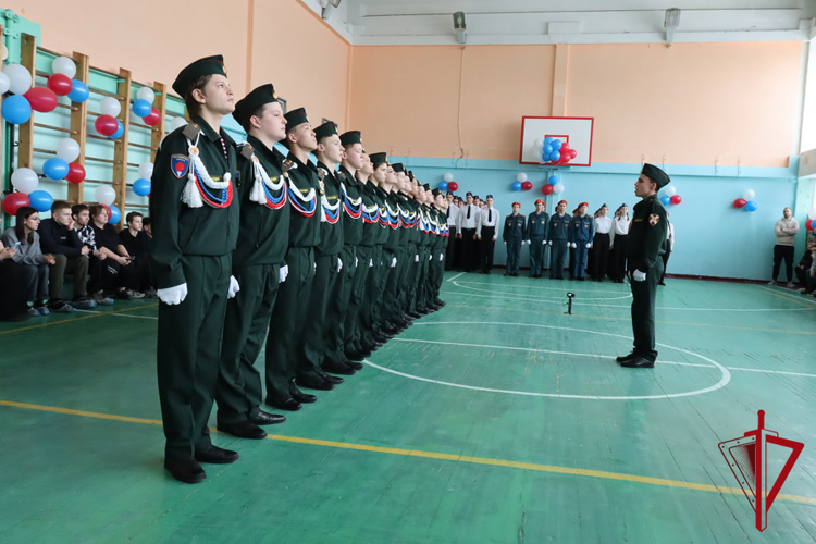Юные росгвардейцы стали победителями в городском смотре строя и песни в Магадане