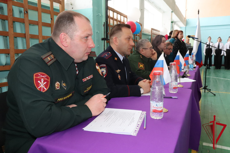 Юные росгвардейцы стали победителями в городском смотре строя и песни в Магадане