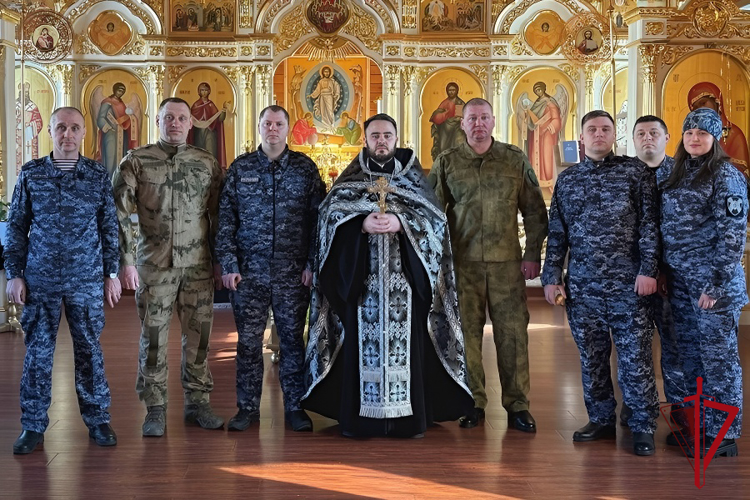Молебен с участием сотрудников Росгвардии прошел в храме Сусумана