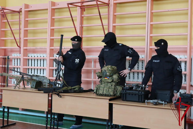 Магаданским студентам рассказали о службе в ОМОНе Росгвардии