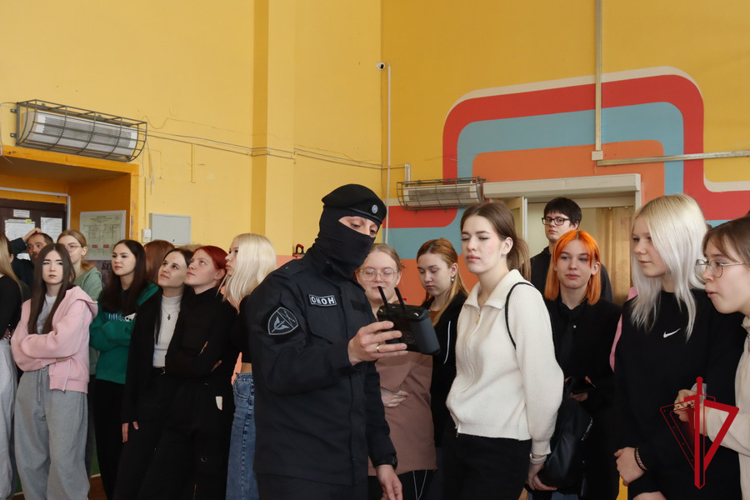 Магаданским студентам рассказали о службе в ОМОНе Росгвардии