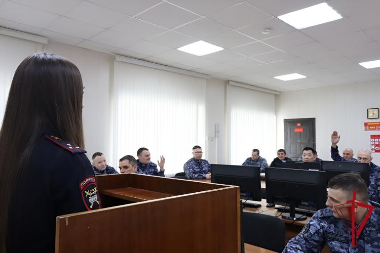 Вопросы безопасности дорожного движения обсудили в Управлении Росгвардии по Магаданской области