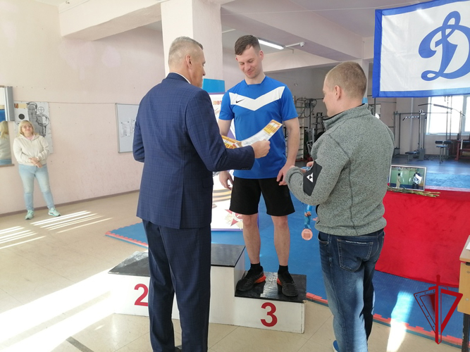 Военнослужащий Росгвардии стал призером чемпионата по гиревому двоеборью среди силовых ведомств Колымы