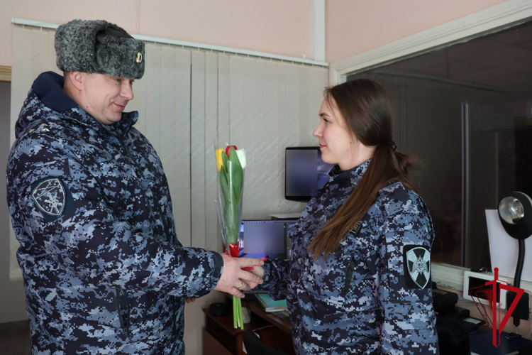 Цветочный комплимент получили сотрудницы Росгвардии, встретившие 8 Марта на посту