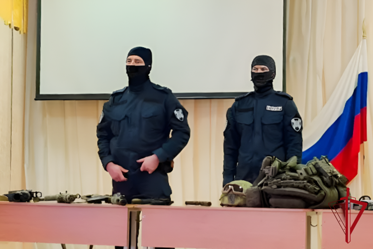 Офицеры СОБР «Маяк» провели урок мужества для магаданских школьников  