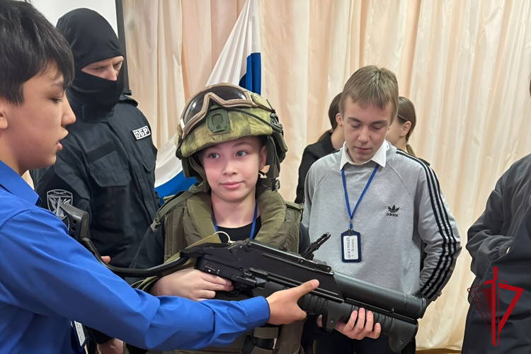 Офицеры СОБР «Маяк» провели урок мужества для магаданских школьников  