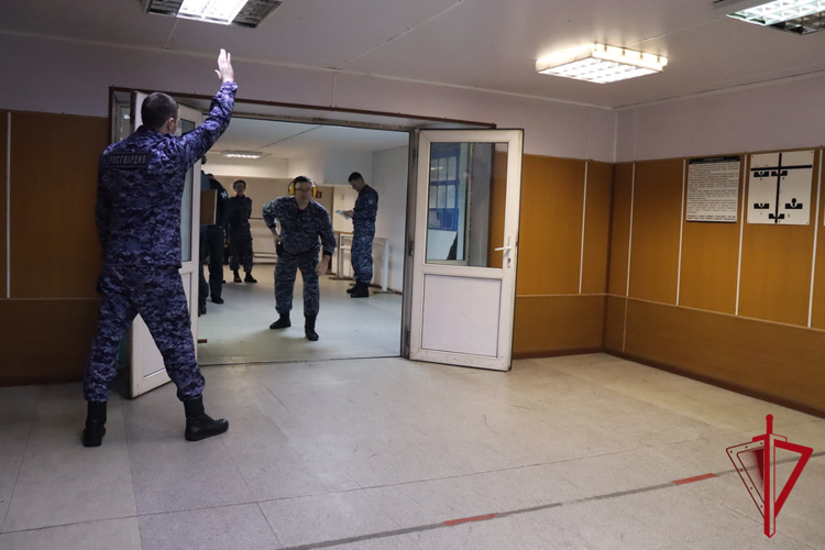 Чемпионат по стрельбе из боевого оружия прошел в магаданской Росгвардии 