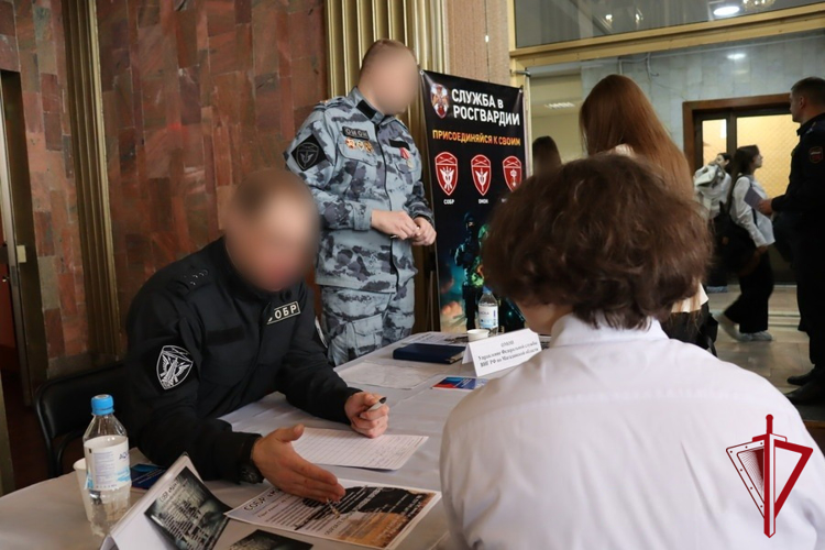 Магаданские росгвардейцы приняли участие в региональном этапе Всероссийской ярмарки трудоустройства