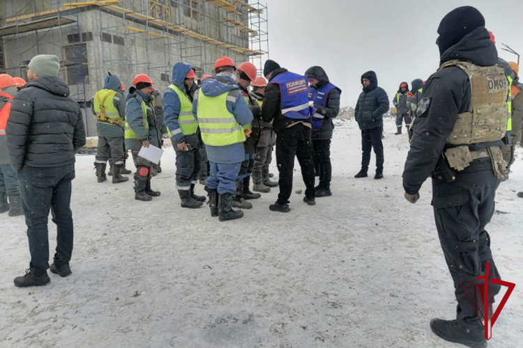 При силовой поддержке ОМОН Росгвардии на Колыме прошли проверки соблюдения миграционного законодательства 