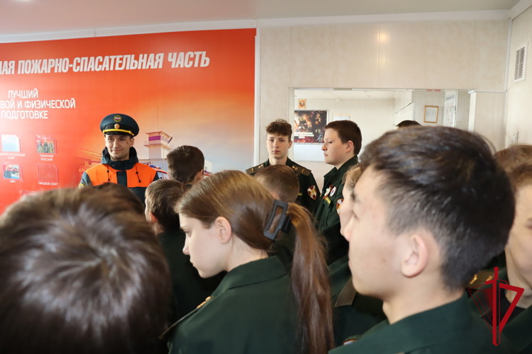 В Магадане росгвардейцы научили подшефных школьников пользоваться огнетушителем