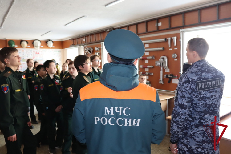 В Магадане росгвардейцы научили подшефных школьников пользоваться огнетушителем