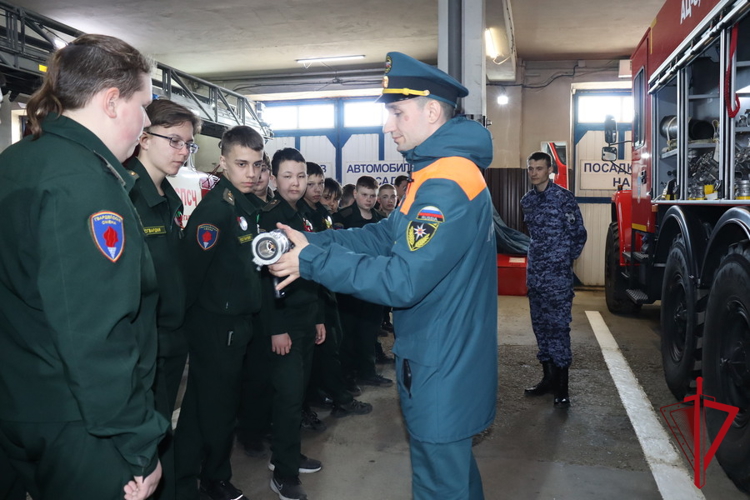 В Магадане росгвардейцы научили подшефных школьников пользоваться огнетушителем