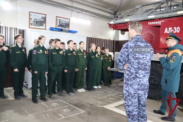 В Магадане росгвардейцы научили подшефных школьников пользоваться огнетушителем