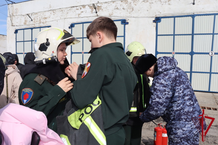 В Магадане росгвардейцы научили подшефных школьников пользоваться огнетушителем