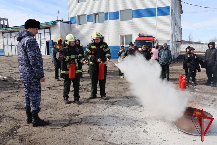 В Магадане росгвардейцы научили подшефных школьников пользоваться огнетушителем
