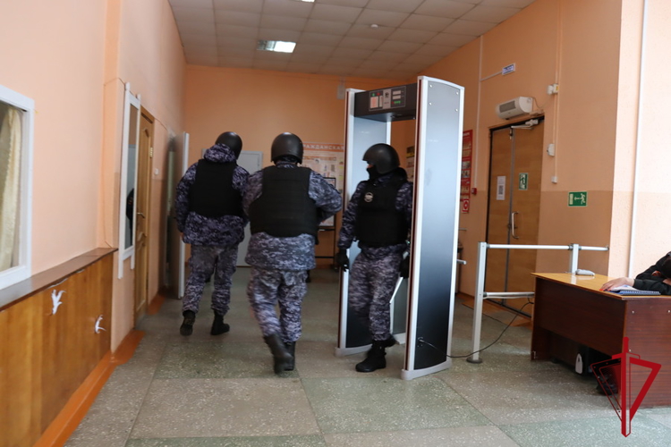 Росгвардейцы приняли участие во всероссийских антитеррористических учениях на объектах образования Колымы