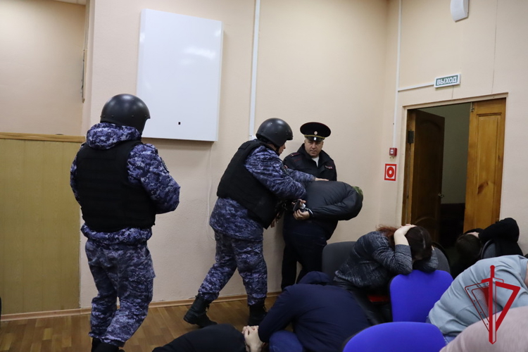 Росгвардейцы приняли участие во всероссийских антитеррористических учениях на объектах образования Колымы