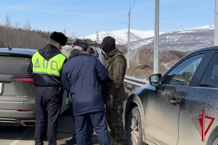 При силовой поддержке ОМОН Росгвардии прошли профилактические рейды на дорогах Магадана  