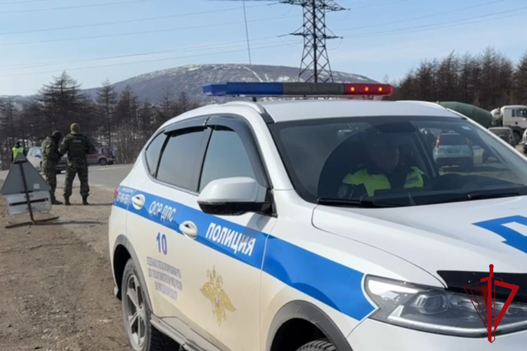 При силовой поддержке ОМОН Росгвардии прошли профилактические рейды на дорогах Магадана  