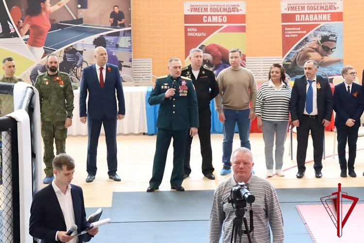 Офицер Росгвардии приветствовал участников первого фестиваля единоборств в Магадане 