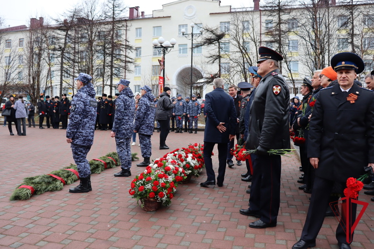 Накануне Дня Победы полковник полиции Николай Терехов возложил цветы к памятным монументам