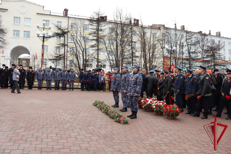 Накануне Дня Победы полковник полиции Николай Терехов возложил цветы к памятным монументам