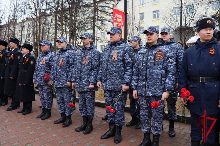 Накануне Дня Победы полковник полиции Николай Терехов возложил цветы к памятным монументам