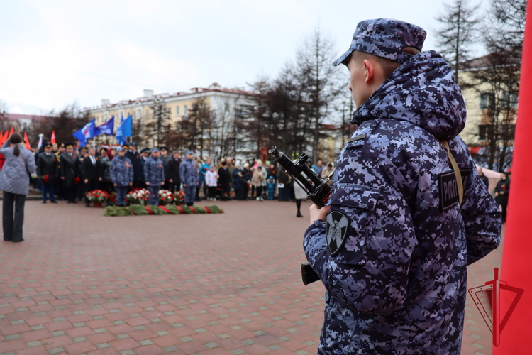 Накануне Дня Победы полковник полиции Николай Терехов возложил цветы к памятным монументам