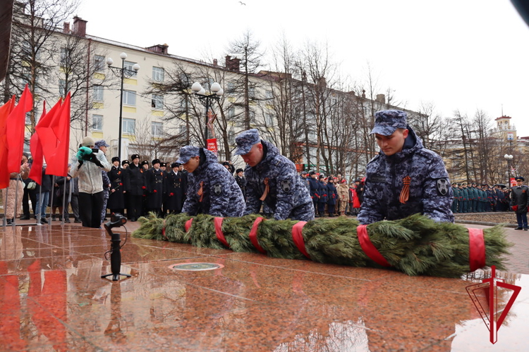 Накануне Дня Победы полковник полиции Николай Терехов возложил цветы к памятным монументам