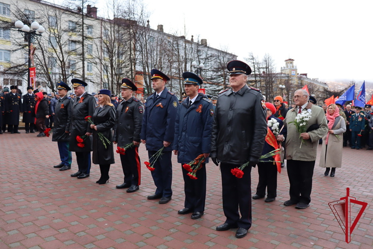Накануне Дня Победы полковник полиции Николай Терехов возложил цветы к памятным монументам