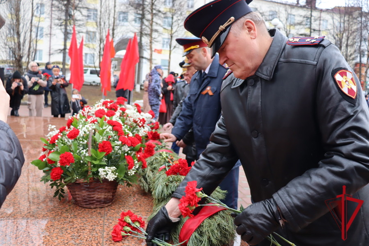 Накануне Дня Победы полковник полиции Николай Терехов возложил цветы к памятным монументам