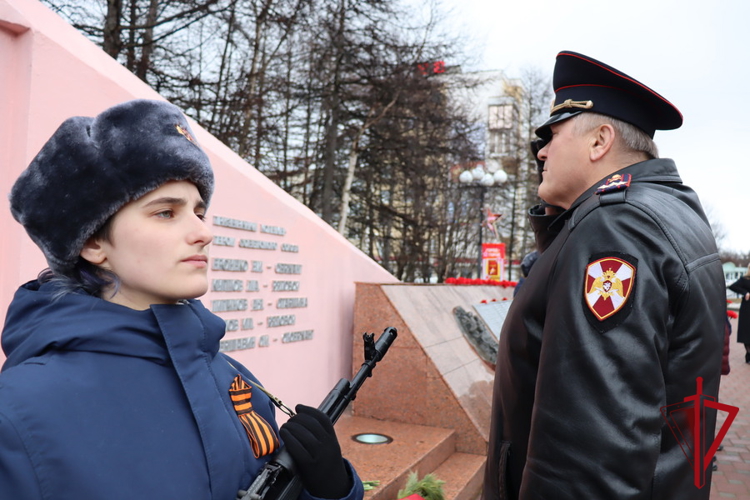 Накануне Дня Победы полковник полиции Николай Терехов возложил цветы к памятным монументам