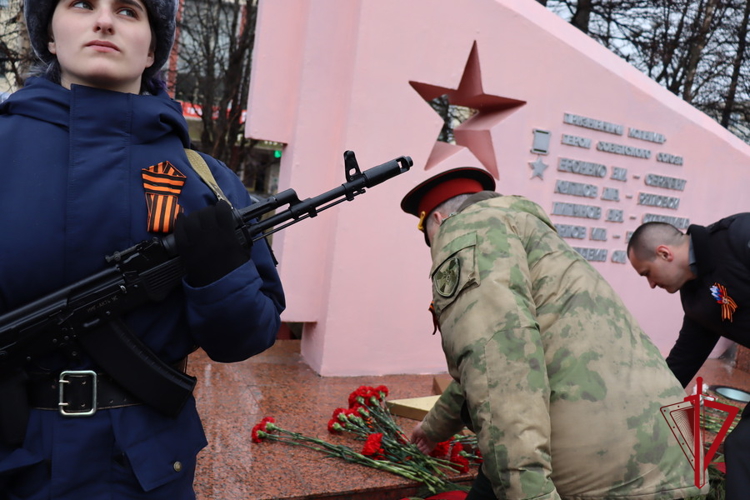 Накануне Дня Победы полковник полиции Николай Терехов возложил цветы к памятным монументам