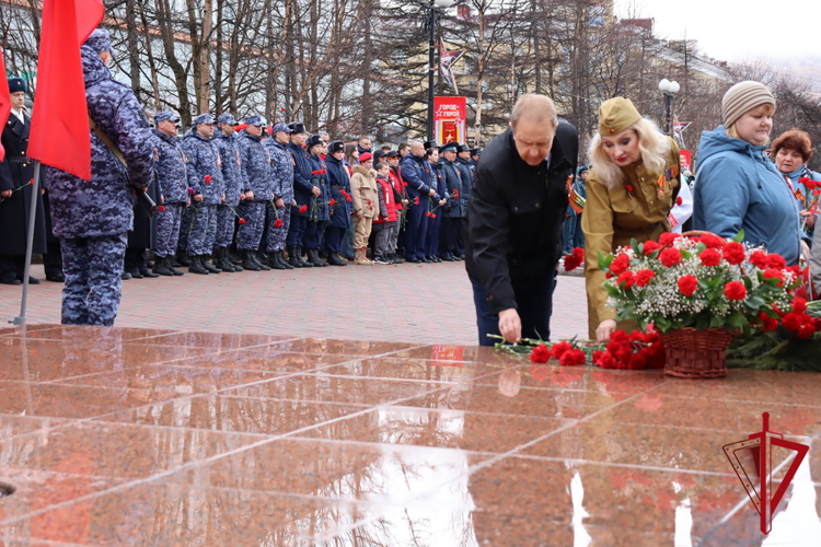 Накануне Дня Победы полковник полиции Николай Терехов возложил цветы к памятным монументам