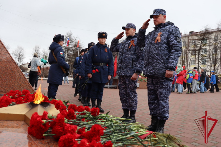 Накануне Дня Победы полковник полиции Николай Терехов возложил цветы к памятным монументам