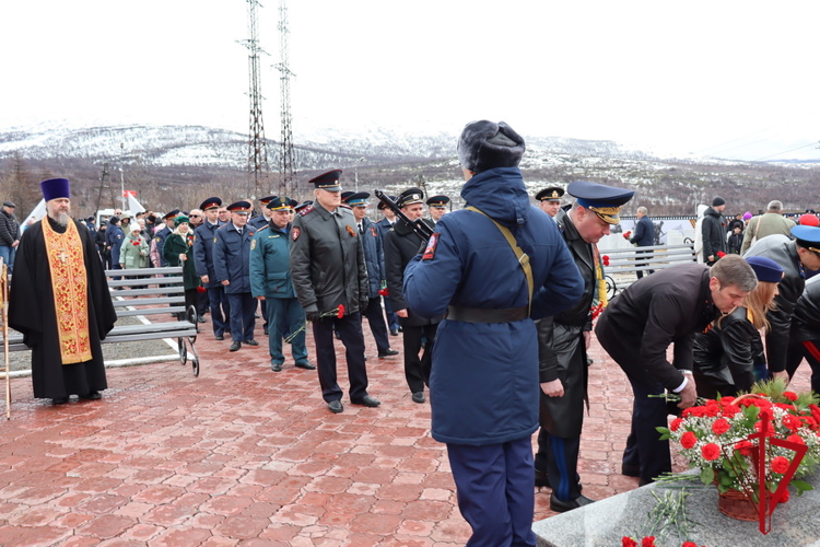 Накануне Дня Победы полковник полиции Николай Терехов возложил цветы к памятным монументам