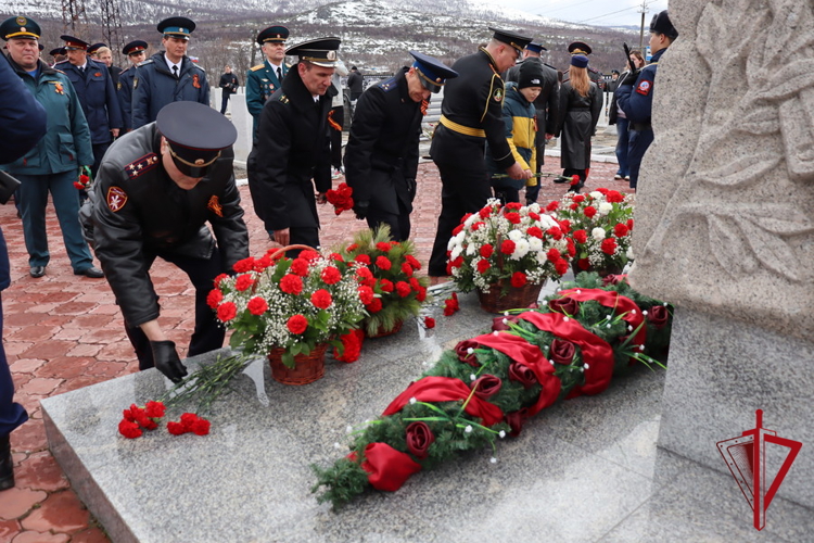 Накануне Дня Победы полковник полиции Николай Терехов возложил цветы к памятным монументам