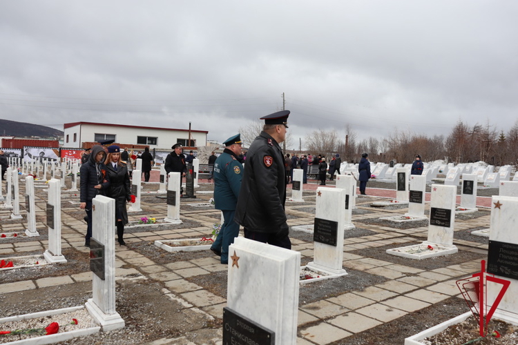 Накануне Дня Победы полковник полиции Николай Терехов возложил цветы к памятным монументам