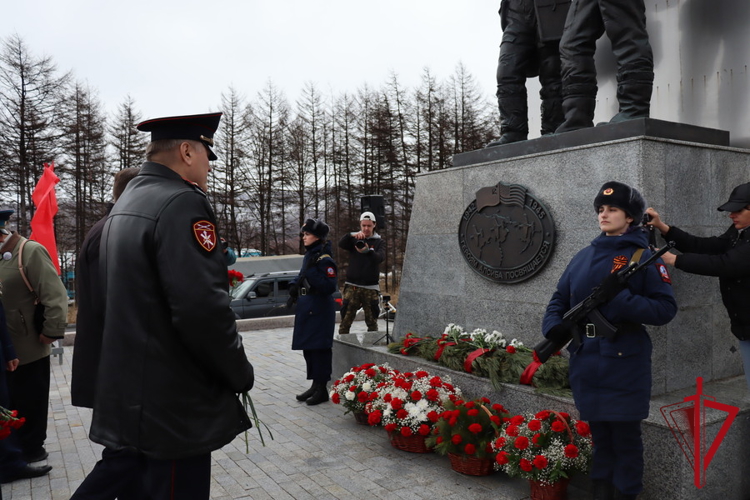 Накануне Дня Победы полковник полиции Николай Терехов возложил цветы к памятным монументам
